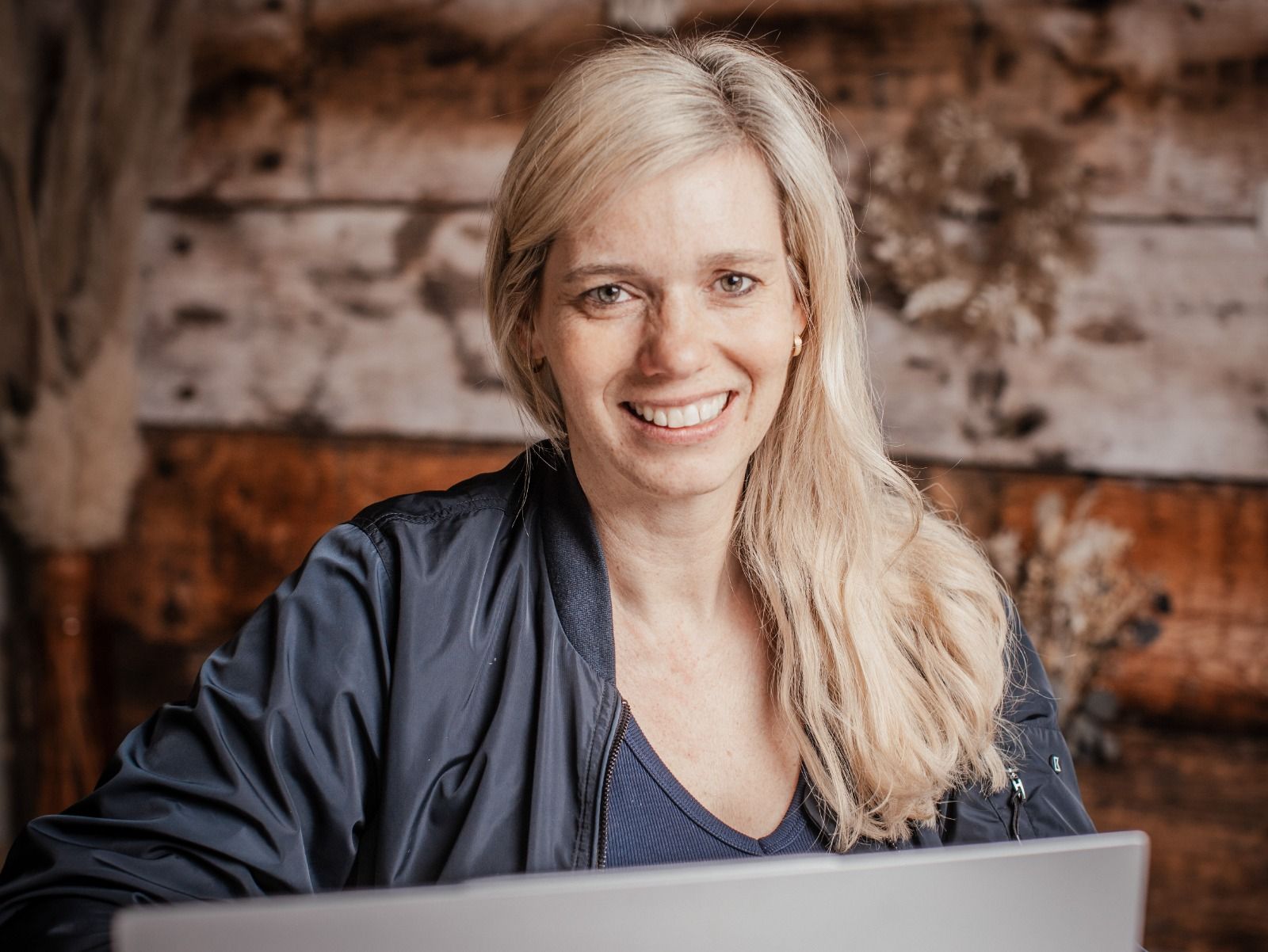 Isabel Gohl am Arbeitsplatz, Beratung für Arztpraxen in Berlin, Brandenburg und Umgebung
